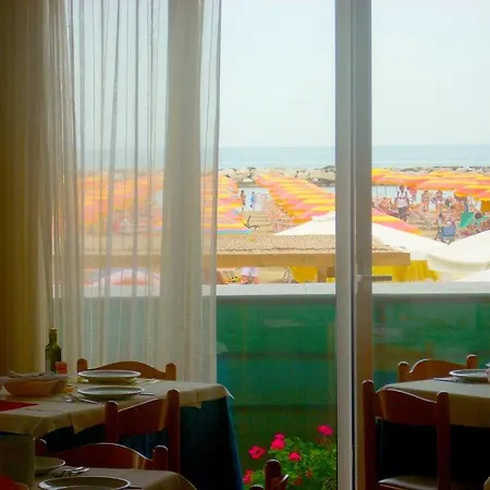 Cosmopolita Hotell 2*